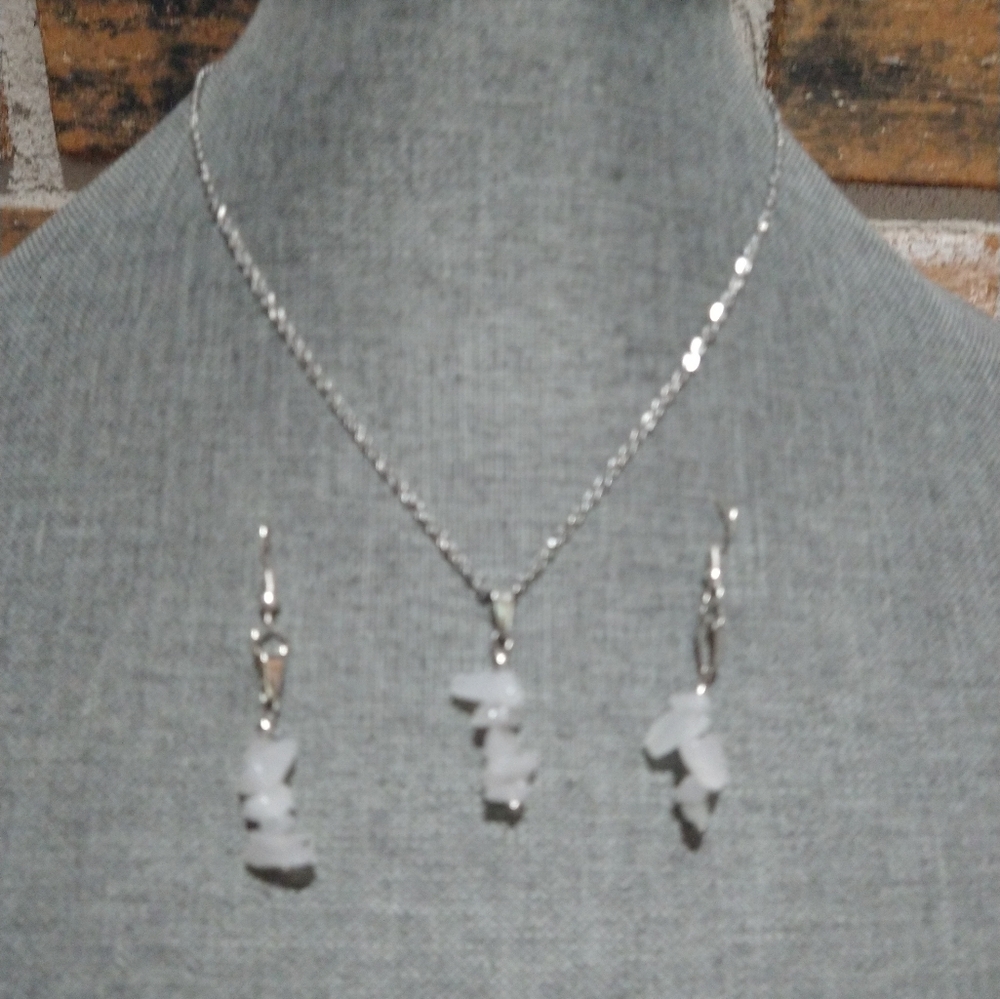 Quartz crystal Chip Stone pendant necklace - Picture 4 of 12